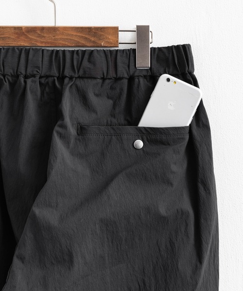 LiSS(リス)の「ナイロンストレッチ ルーズシルエット イージーパンツ(その他パンツ・メンズ・ブラック/カーキ/チャコール・M/L)」の19枚目の写真