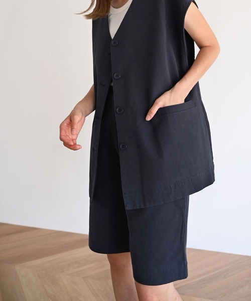 CANAL JEAN（キャナルジーン）の「RCW BLUE LABEL(ブルーレーベル) コットンリネンオーバーベスト（その他アウター・レディース・ネイビー/オフホワイト・38）」の9枚目の写真