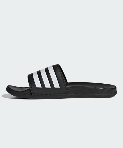 adidas（アディダス）の「アディレッタ コンフォート サンダル / Adilette Comfort Slides / シャワーサンダル / アディダス adidas（サンダル・メンズ・ブラック×ホワイト/ブラック×ブラック/ネイビー×ホワイト/ホワイト・23.5cm/24.5cm/25.5cm/26.5cm/27.5cm/28.5cm/22.5cm）」の9枚目の写真