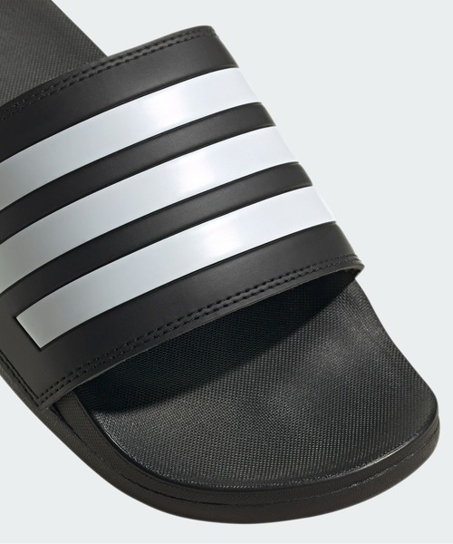 adidas（アディダス）の「アディレッタ コンフォート サンダル / Adilette Comfort Slides / シャワーサンダル / アディダス adidas（サンダル・メンズ・ブラック×ホワイト/ブラック×ブラック/ネイビー×ホワイト/ホワイト・23.5cm/24.5cm/25.5cm/26.5cm/27.5cm/28.5cm/22.5cm）」の6枚目の写真