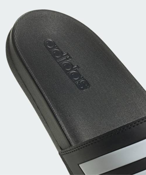 adidas（アディダス）の「アディレッタ コンフォート サンダル / Adilette Comfort Slides / シャワーサンダル / アディダス adidas（サンダル・メンズ・ブラック×ホワイト/ブラック×ブラック/ネイビー×ホワイト/ホワイト・23.5cm/24.5cm/25.5cm/26.5cm/27.5cm/28.5cm/22.5cm）」の7枚目の写真