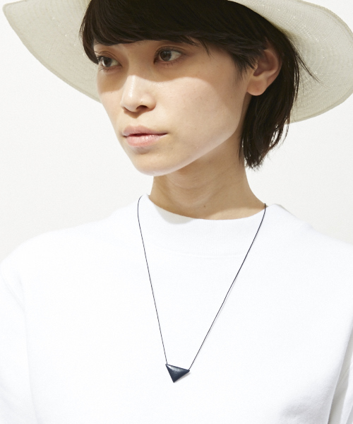 TOGA(トーガ)の「■別注■ TOGA×MIDWEST トライアングルネックレスS(ネックレス・レディース・ブラック/ネイビー/グリーン/ホワイト・FREE)」の4枚目の写真