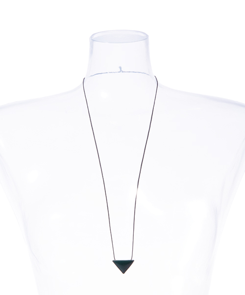 TOGA(トーガ)の「■別注■ TOGA×MIDWEST トライアングルネックレスS(ネックレス・レディース・ブラック/ネイビー/グリーン/ホワイト・FREE)」の3枚目の写真