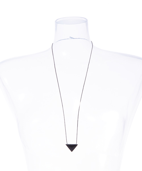 TOGA(トーガ)の「■別注■ TOGA×MIDWEST トライアングルネックレスS(ネックレス・レディース・ブラック/ネイビー/グリーン/ホワイト・FREE)」の2枚目の写真