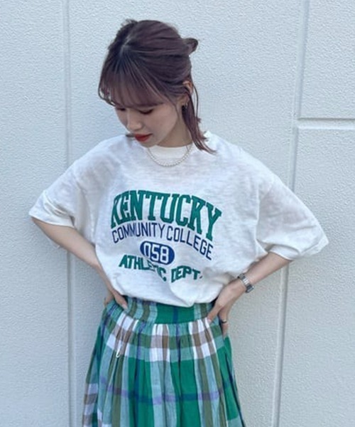 RODEO CROWNS WIDE BOWL（ロデオクラウンズワイドボウル）の「GOOD OLD カレッジTシャツ（Tシャツ/カットソー・レディース・イエロー/オフホワイト/グリーン/ネイビー・FREE）」の2枚目の写真