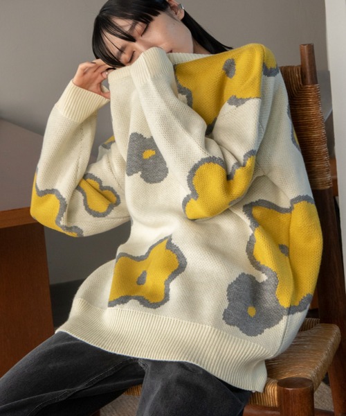 VACANCY（ヴァカンシー）の「ニュアンスフラワーオーバーニット【ユニセックス】（ニット/セーター・レディース・グレー/ブラック/ナチュラル・FREE）」の3枚目の写真