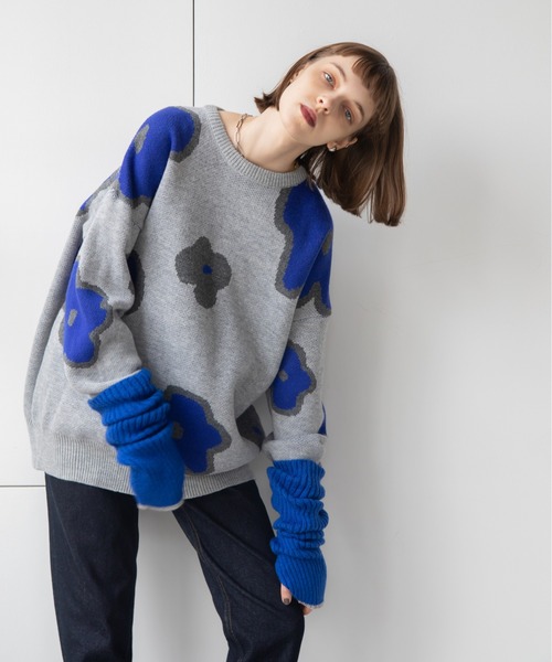 VACANCY（ヴァカンシー）の「ニュアンスフラワーオーバーニット【ユニセックス】（ニット/セーター・レディース・グレー/ブラック/ナチュラル・FREE）」の4枚目の写真