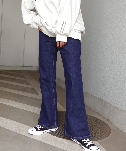 CORNERS(コーナーズ)の「デニムフレアーパンツ(デニムパンツ・レディース・インディゴブルー/ブルー・M)」の2枚目の写真
