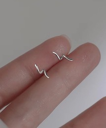 Fun & Daily（ファンアンドデイリー）の「F&D : カーブラインスモールピアス（ピアス（両耳用））」