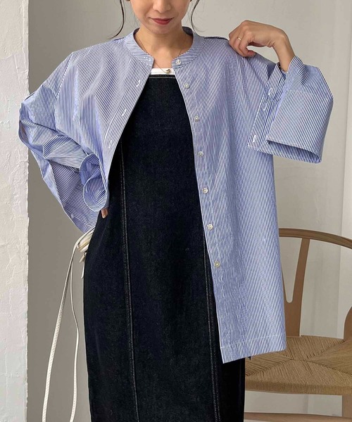 CAPRICIEUX LE'MAGE（カプリシューレマージュ）の「ボタンスリットシャツ（シャツ/ブラウス・レディース・ブルー/ホワイト/ネイビー・FREE）」の2枚目の写真