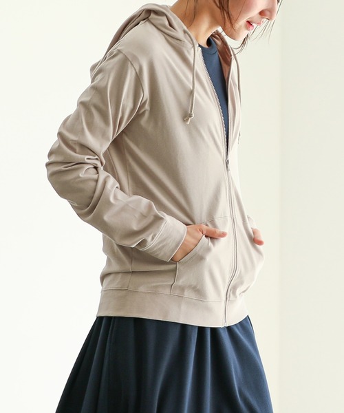 for/c（フォーシー）の「UV＆COOLフロントポケットZIPパーカー【サスティナブル】（パーカー・レディース・ネイビー/ブラック/ライトベージュ/アイボリー/ラベンダー・M/L/LL）」の4枚目の写真