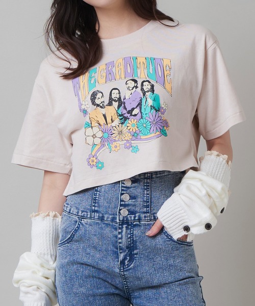 SPINNS(スピンズ)の「バンド風ヒッピーデザイン ショート丈半袖Tシャツ(Tシャツ/カットソー・レディース・スミクロ/オフホワイト/グリーン/ベージュ・ONESIZE)」の3枚目の写真