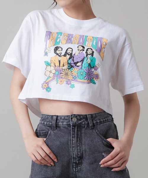 SPINNS(スピンズ)の「バンド風ヒッピーデザイン ショート丈半袖Tシャツ(Tシャツ/カットソー・レディース・スミクロ/オフホワイト/グリーン/ベージュ・ONESIZE)」の2枚目の写真