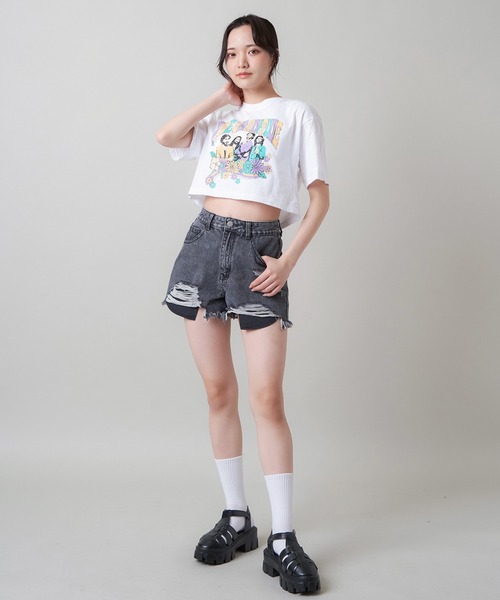 SPINNS(スピンズ)の「バンド風ヒッピーデザイン ショート丈半袖Tシャツ(Tシャツ/カットソー・レディース・スミクロ/オフホワイト/グリーン/ベージュ・ONESIZE)」の17枚目の写真