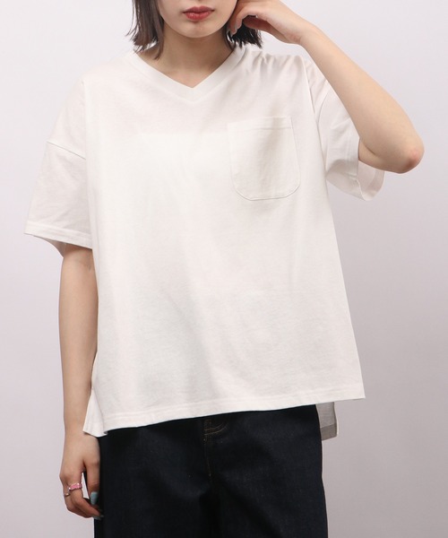 spiritoso(スピリトーゾ)の「spiritoso ポケット付き Vネック 半袖Tシャツ(無地)(Tシャツ/カットソー・レディース・グレイッシュベージュ/ブルー/オフホワイト/グリーン/チャコール・M)」の2枚目の写真