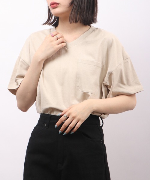 spiritoso(スピリトーゾ)の「spiritoso ポケット付き Vネック 半袖Tシャツ(無地)(Tシャツ/カットソー・レディース・グレイッシュベージュ/ブルー/オフホワイト/グリーン/チャコール・M)」の4枚目の写真