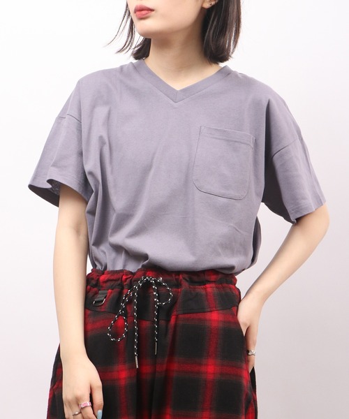 spiritoso(スピリトーゾ)の「spiritoso ポケット付き Vネック 半袖Tシャツ(無地)(Tシャツ/カットソー・レディース・グレイッシュベージュ/ブルー/オフホワイト/グリーン/チャコール・M)」の5枚目の写真