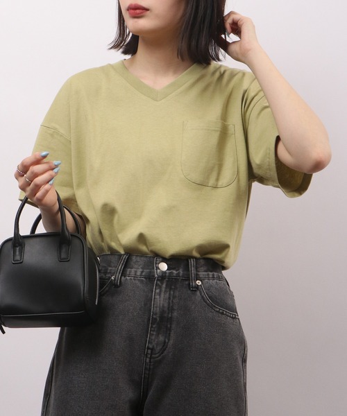 spiritoso(スピリトーゾ)の「spiritoso ポケット付き Vネック 半袖Tシャツ(無地)(Tシャツ/カットソー・レディース・グレイッシュベージュ/ブルー/オフホワイト/グリーン/チャコール・M)」の1枚目の写真