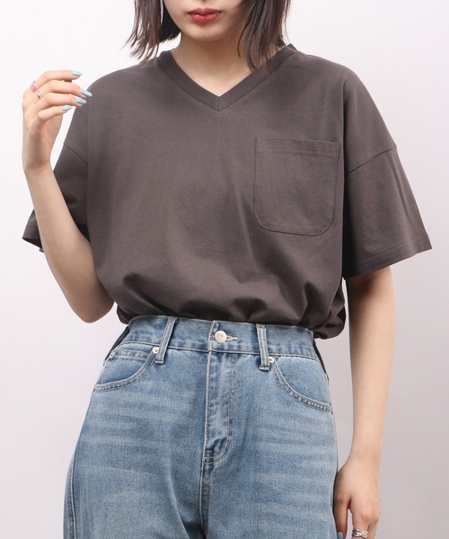 spiritoso(スピリトーゾ)の「spiritoso ポケット付き Vネック 半袖Tシャツ(無地)(Tシャツ/カットソー・レディース・グレイッシュベージュ/ブルー/オフホワイト/グリーン/チャコール・M)」の3枚目の写真
