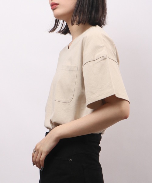spiritoso(スピリトーゾ)の「spiritoso ポケット付き Vネック 半袖Tシャツ(無地)(Tシャツ/カットソー・レディース・グレイッシュベージュ/ブルー/オフホワイト/グリーン/チャコール・M)」の15枚目の写真