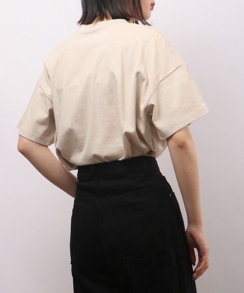 spiritoso(スピリトーゾ)の「spiritoso ポケット付き Vネック 半袖Tシャツ(無地)(Tシャツ/カットソー・レディース・グレイッシュベージュ/ブルー/オフホワイト/グリーン/チャコール・M)」の13枚目の写真