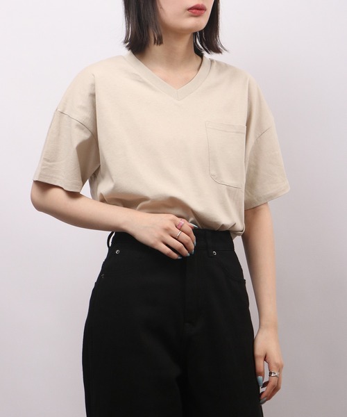 spiritoso(スピリトーゾ)の「spiritoso ポケット付き Vネック 半袖Tシャツ(無地)(Tシャツ/カットソー・レディース・グレイッシュベージュ/ブルー/オフホワイト/グリーン/チャコール・M)」の16枚目の写真