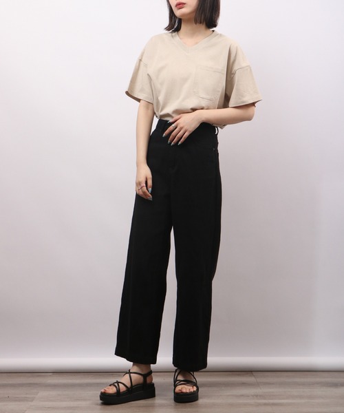 spiritoso(スピリトーゾ)の「spiritoso ポケット付き Vネック 半袖Tシャツ(無地)(Tシャツ/カットソー・レディース・グレイッシュベージュ/ブルー/オフホワイト/グリーン/チャコール・M)」の12枚目の写真