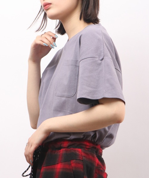 spiritoso(スピリトーゾ)の「spiritoso ポケット付き Vネック 半袖Tシャツ(無地)(Tシャツ/カットソー・レディース・グレイッシュベージュ/ブルー/オフホワイト/グリーン/チャコール・M)」の8枚目の写真