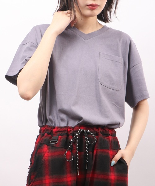 spiritoso(スピリトーゾ)の「spiritoso ポケット付き Vネック 半袖Tシャツ(無地)(Tシャツ/カットソー・レディース・グレイッシュベージュ/ブルー/オフホワイト/グリーン/チャコール・M)」の11枚目の写真