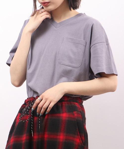 spiritoso(スピリトーゾ)の「spiritoso ポケット付き Vネック 半袖Tシャツ(無地)(Tシャツ/カットソー・レディース・グレイッシュベージュ/ブルー/オフホワイト/グリーン/チャコール・M)」の9枚目の写真