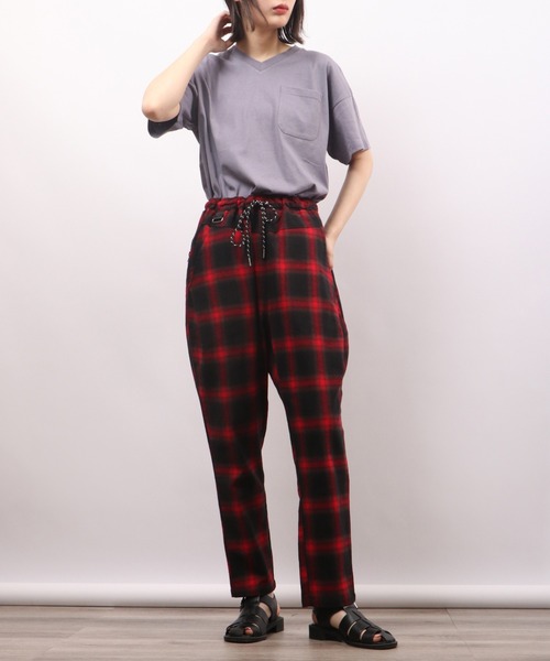 spiritoso(スピリトーゾ)の「spiritoso ポケット付き Vネック 半袖Tシャツ(無地)(Tシャツ/カットソー・レディース・グレイッシュベージュ/ブルー/オフホワイト/グリーン/チャコール・M)」の7枚目の写真