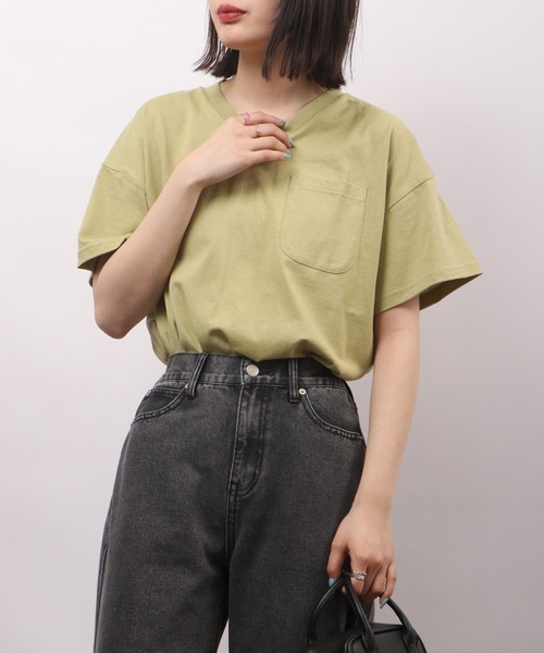 spiritoso(スピリトーゾ)の「spiritoso ポケット付き Vネック 半袖Tシャツ(無地)(Tシャツ/カットソー・レディース・グレイッシュベージュ/ブルー/オフホワイト/グリーン/チャコール・M)」の21枚目の写真