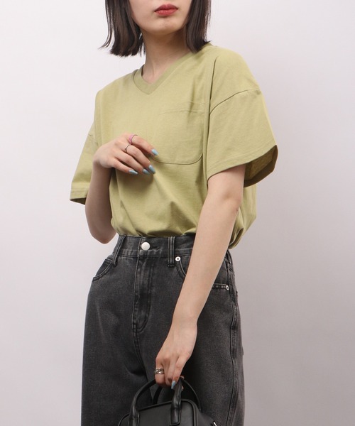 spiritoso(スピリトーゾ)の「spiritoso ポケット付き Vネック 半袖Tシャツ(無地)(Tシャツ/カットソー・レディース・グレイッシュベージュ/ブルー/オフホワイト/グリーン/チャコール・M)」の20枚目の写真