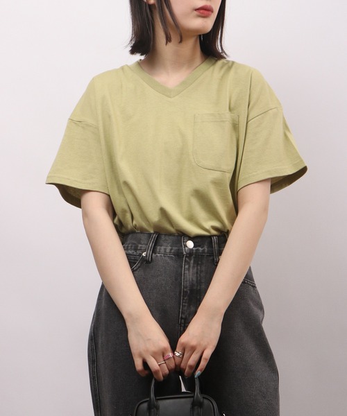 spiritoso(スピリトーゾ)の「spiritoso ポケット付き Vネック 半袖Tシャツ(無地)(Tシャツ/カットソー・レディース・グレイッシュベージュ/ブルー/オフホワイト/グリーン/チャコール・M)」の22枚目の写真