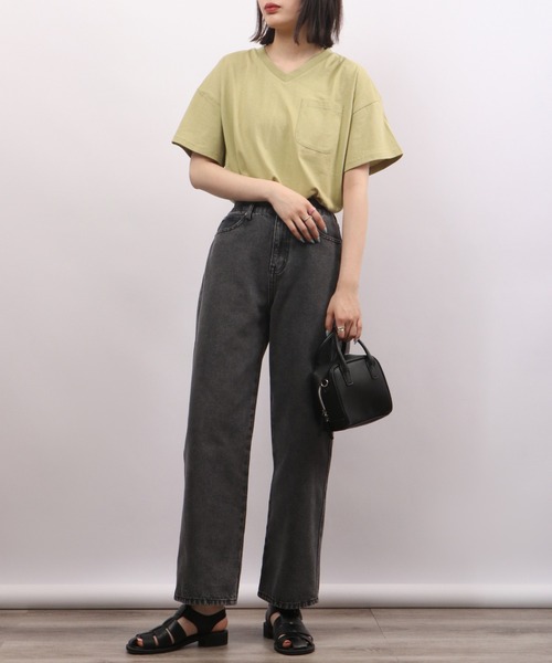 spiritoso(スピリトーゾ)の「spiritoso ポケット付き Vネック 半袖Tシャツ(無地)(Tシャツ/カットソー・レディース・グレイッシュベージュ/ブルー/オフホワイト/グリーン/チャコール・M)」の19枚目の写真