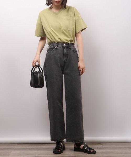 spiritoso(スピリトーゾ)の「spiritoso ポケット付き Vネック 半袖Tシャツ(無地)(Tシャツ/カットソー・レディース・グレイッシュベージュ/ブルー/オフホワイト/グリーン/チャコール・M)」の18枚目の写真
