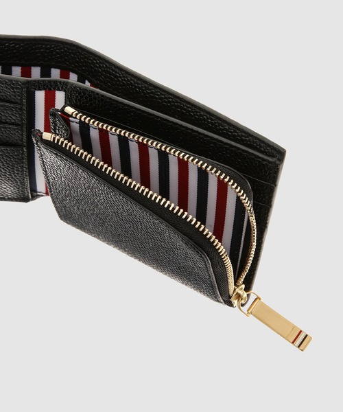 THOM BROWNE（トムブラウン）の「BILLFOLD W/ FOLD OUT COIN PURSE IN PEBBLE GRAIN LEATHER（財布・メンズ・ブラック・ONE SIZE）」の5枚目の写真
