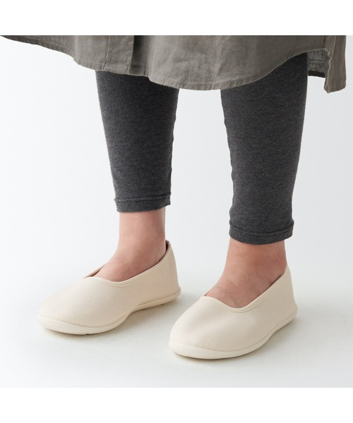 無印良品（ムジルシリョウヒン）の「婦人　軽量　かかとが踏めるスニーカー（スニーカー・レディース・ブラック/キナリ・24.0cm/22.5cm/24.5cm/23.5cm/23.0cm/25.0cm）」の10枚目の写真