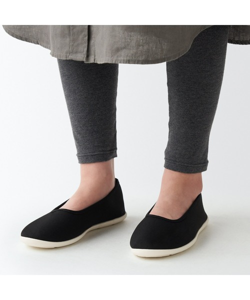 無印良品（ムジルシリョウヒン）の「婦人　軽量　かかとが踏めるスニーカー（スニーカー・レディース・ブラック/キナリ・24.0cm/22.5cm/24.5cm/23.5cm/23.0cm/25.0cm）」の18枚目の写真