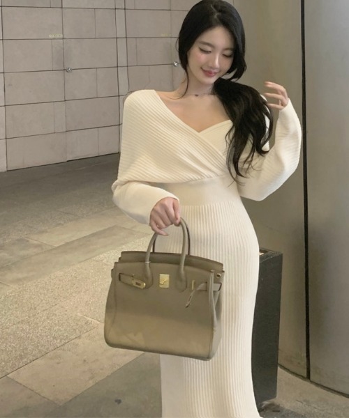LADY LIKE(レディライク)の「ウエストマークカシュクールニットワンピース(ワンピース・レディース・ブラック/ブラウン/オフホワイト/ピンク/キャメル・M)」の16枚目の写真