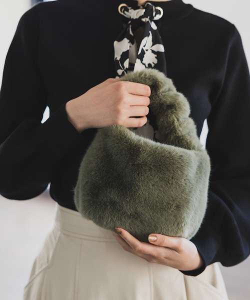 Andemiu（アンデミュウ）の「フェイクファーミニバッグ980205（トートバッグ・レディース・ベージュ/カーキ/ブラック・FREE）」の3枚目の写真