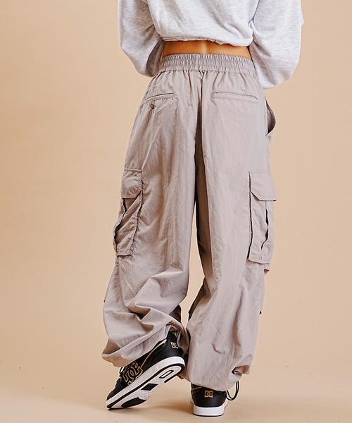 Dickies（ディッキーズ）の「【ムラサキスポーツ別注】Dickies/ディッキーズ イージーカーゴパンツ パラシュートパンツ ナイロンワイドパンツ 80232800（カーゴパンツ・レディース・ベージュ/ブラック/グレー・M/L）」の21枚目の写真