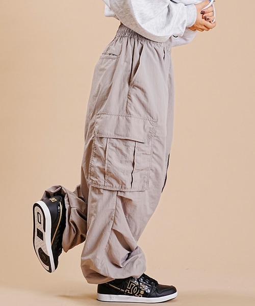 Dickies（ディッキーズ）の「【ムラサキスポーツ別注】Dickies/ディッキーズ イージーカーゴパンツ パラシュートパンツ ナイロンワイドパンツ 80232800（カーゴパンツ・レディース・ベージュ/ブラック/グレー・M/L）」の19枚目の写真