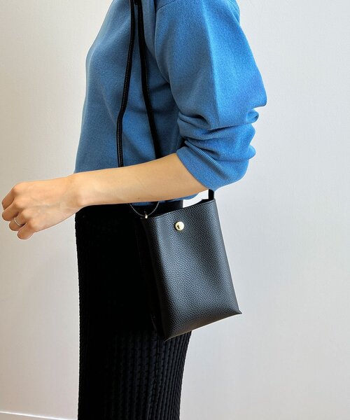 OPAQUE.CLIP(オペークドットクリップ)の「◆【軽量/長さ調整可能】合皮ミニショルダーバッグ(ショルダーバッグ・レディース・ブラック/ベージュ/ブルー/ゴールド/グレー・00)」の6枚目の写真