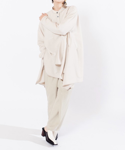 OSMOSIS(オズモーシス)の「アシンメトリーフレアーブラウス(ポロシャツ・レディース・アイボリー/ブラック/グレー・ONE SIZE)」の4枚目の写真
