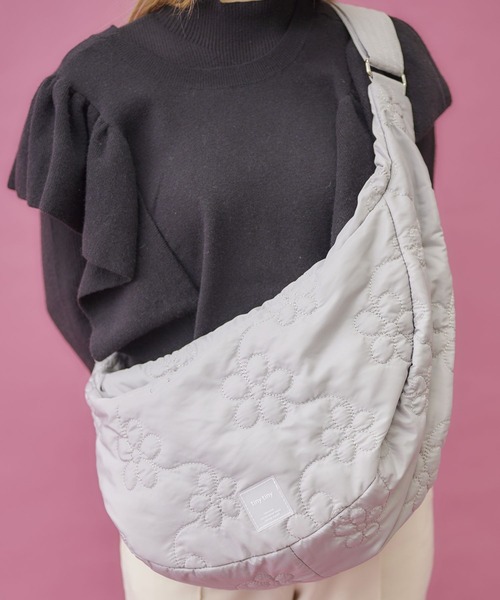 tiny tiny（ティニーティニー）の「モチーフキルトショルダーバッグ[tiny tiny(ティニーティニー)]（ショルダーバッグ・レディース・グレー/アイボリー/チャコール/スモーク/ピンク/ホワイト系その他/ブルー系その他/シルバー/ブラック/ライトブルー/ブルー/チェック/レオパード・0）」の4枚目の写真