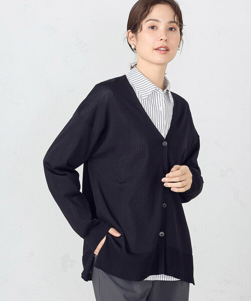 COMME CA ISM（コムサイズム）の「UVカット  ベーシック　ワイドＶネックカーディガン（カーディガン/ボレロ・レディース・ブラック/ライトグレー・FREE）」の2枚目の写真