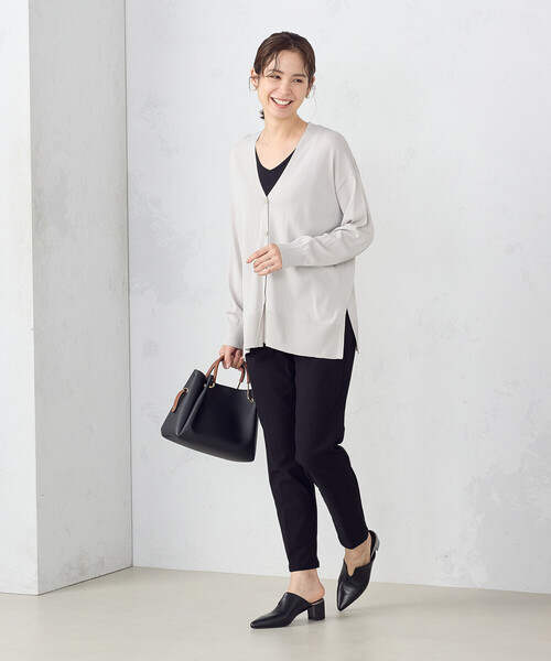 COMME CA ISM（コムサイズム）の「UVカット  ベーシック　ワイドＶネックカーディガン（カーディガン/ボレロ・レディース・ブラック/ライトグレー・FREE）」の3枚目の写真