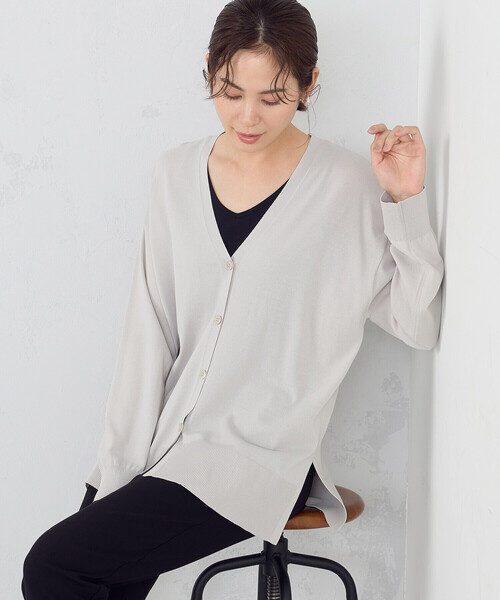 COMME CA ISM（コムサイズム）の「UVカット  ベーシック　ワイドＶネックカーディガン（カーディガン/ボレロ・レディース・ブラック/ライトグレー・FREE）」の7枚目の写真