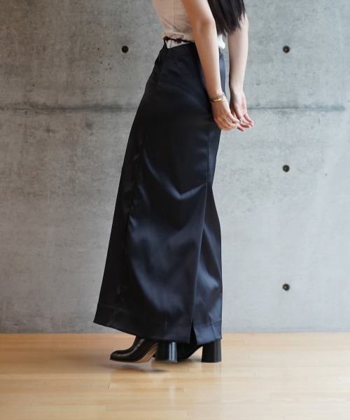 GANNI（ガニー）の「GANNI Double Satin Maxi Skirt（スカート・レディース・ブラック・32）」の4枚目の写真